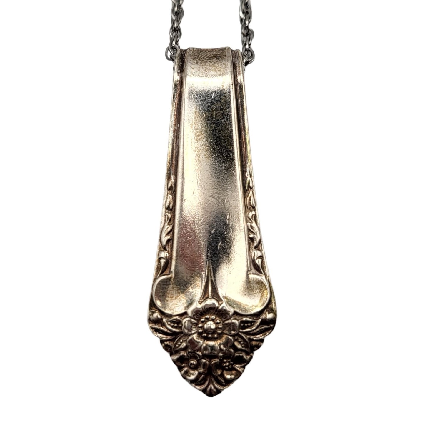 Pendentif en coutellerie revalorisée